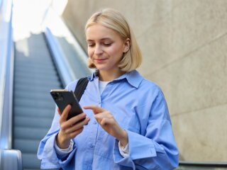 Дівчина зі смартфоном