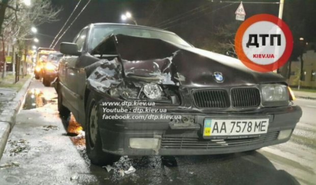 Біля пішохідного переходу в Києві Mitsubishi розбив BMW і Honda (фото)