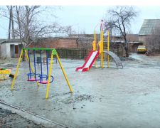 Гроші в кишені, дітей в болото: чиновники встановили майданчик в багнюці