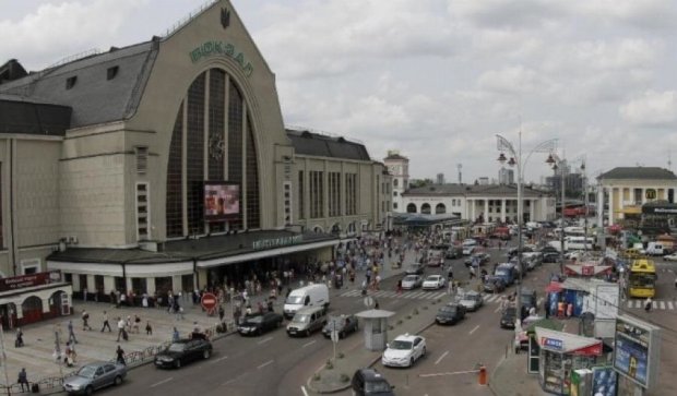 В Киеве на Вокзальной машина сбила двух пешеходов и скрылась (видео)