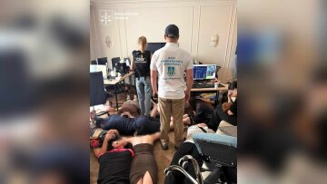 Правоохоронці під час обшуку шахрайського call-центру