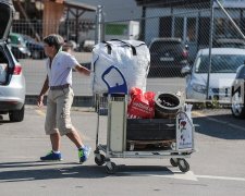 Різницю між Україною і Швейцарією показали у декількох фото: ось чому ми тонемо у смітті та злиднях