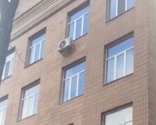 В Харькове пациент с коронавирусом выбросился из окна, кадр из видео Труха Харьков: Telegram