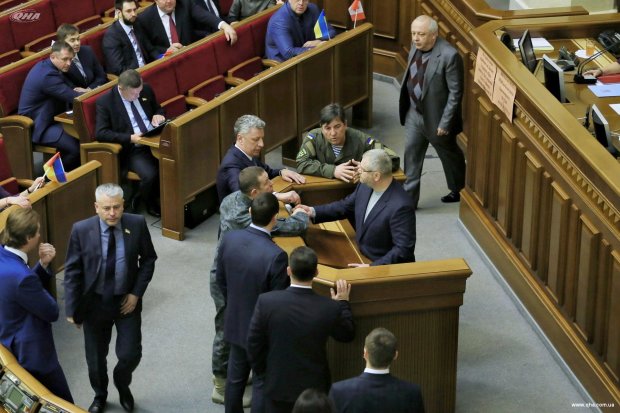 "Вилкул лезет из Таруты": один эпический снимок показал всю суть украинской политики