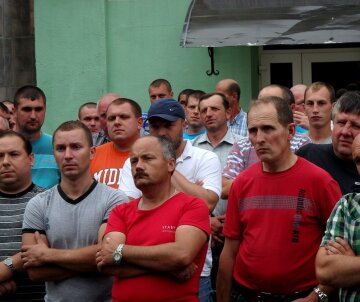 На Львівщині гірники вийшли на масовий протест, рух автівок паралізовано: названо причину