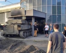Поляк "в'їхав" у нічний клуб на танку