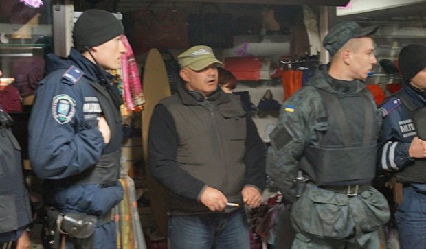 Кіоск на Майдані брали штурмом (фото)