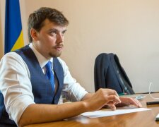 Роз'їзди Гончарука на самокаті по Кабміну викликали бурю в мережі: "Почуття міри не завадило б"