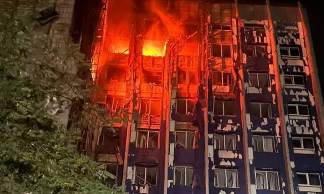 Пошкоджена будівля в Одесі після нічної атаки