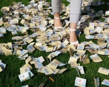 Авто замість лікування: депутатці-канючці влаштували "дощ ганьби"