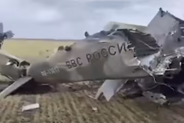 Подбитый самолет России. Фото: скриншот Youtube