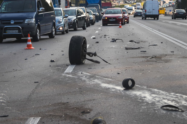 Жуткая авария в Киеве: 11 машин всмятку, центр парализован, есть жертвы, несутся "скорые"