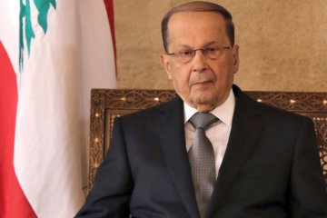 Цыганочка с выпадом: президент Ливана зрелищно упал на красной дорожке