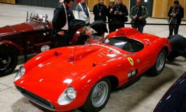 Месси выиграл торги за самый дорогой Ferrari у Роналду