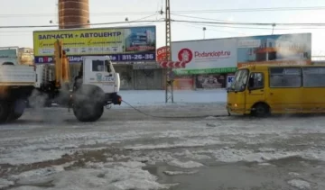  У Росії авто примерзли до дороги через прорив труби