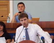 У Черкасах депутату подарували жіночі трусики прямо під час виступу: "З днем народження!"