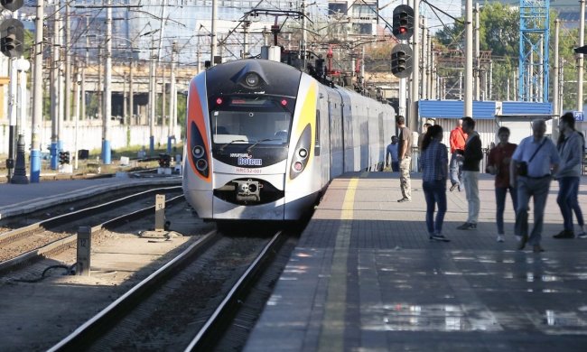 Два режими - "спека і холодрига": пасажирам Укрзалізниці приготували небувалі випробування - краще вже пішки по рейках