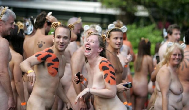 В Лондоне 200 человек пробежали голыми по парку (видео) 