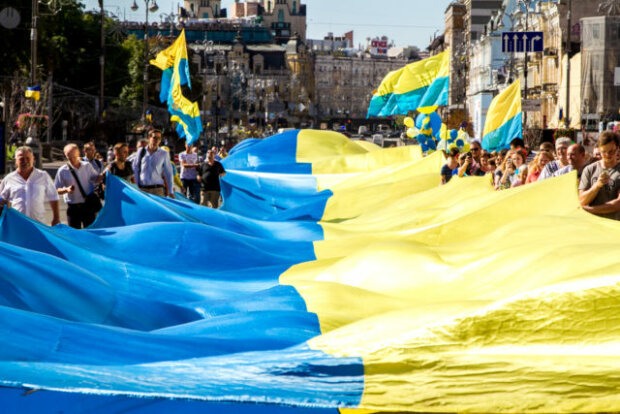Київ потонув у прапорах та тризубах: як столиця відзначає День державного прапора