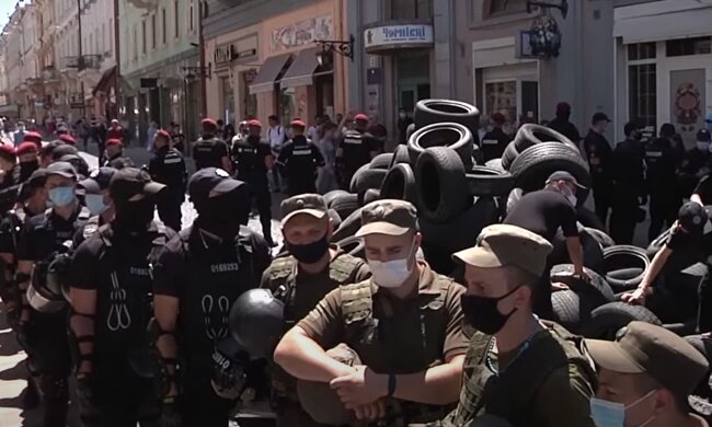 В Черновцах похоронили дороги — гроб и памятник из покрышек