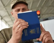 Украинские пенсионеры возле пункта пропуска на границе