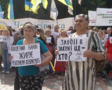 Під Радою протестують 300 осіб