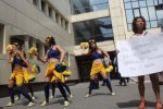 Активістки провели незвичну акцію під стінами Фіскальної служби