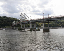 У Києві розвалився Пішохідний міст, бетон і метал уже у Дніпрі: що відбувається зараз