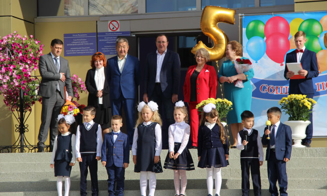 Це фіаско: шкільна лінійка у Росії змусила світ вмирати зі сміху