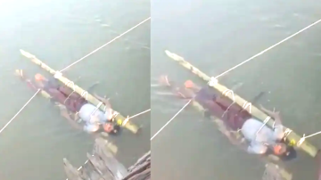 мальчика погрузили в реку после укуса змеи