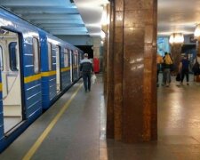 "Що за ху**а діється?": у Києві зупинили потяги метро, пасажирів терміново виводять, - відео