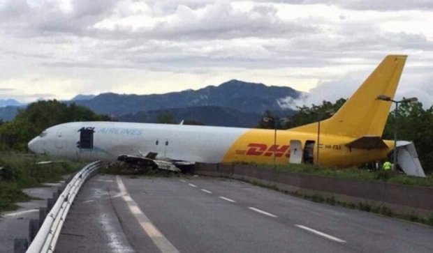 Самолет упал на оживленную трассу в Италии (ВИДЕО)