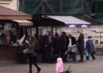 Люди на вулицях, скріншот: Youtube