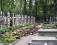 Столична мерія унеможливила проїзд на цвинтарі
