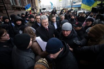 Порошенко, золотий унітаз і розлючена юрба: що коїться під стінами ДБР у Києві, резонансні подробиці
