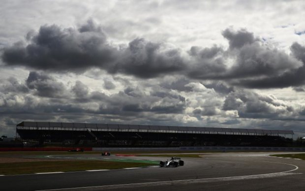 Формула-1: Пилоты Мерседес - лучшие на первой практике Гран-при Великобритании