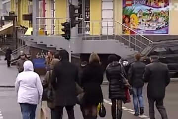 перехожі, скріншот з відео
