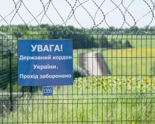 Прикордонник перевіряє документи