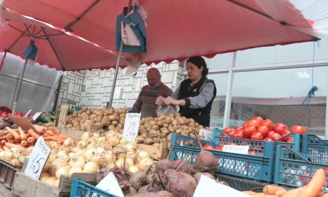 У Львові "голі" продавці на Привокзальному ринку ризикують залишити містян без картоплі - чхали на карантин