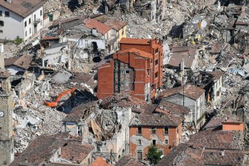 Стамбул рушится на глазах после мощного землетрясения: людей выводят на улицы