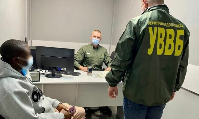 Нигериец хотел попасть в Украину за $300, фото: ГПСУ