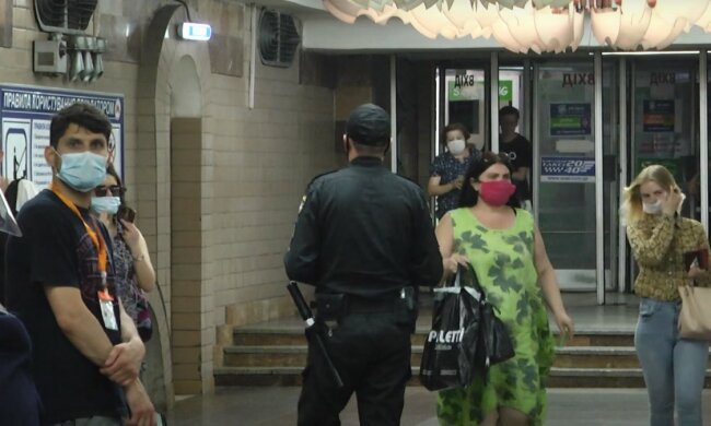 поліція в метро, скріншот з відео