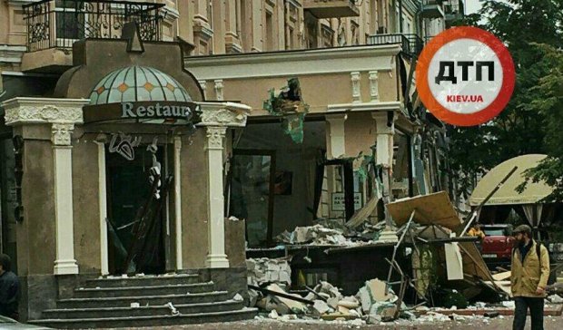 Неизвестные разнесли вдребезги ресторан в центре Киева