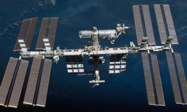 Бойові кораблі летять до Землі: МКС зняв флот НЛО