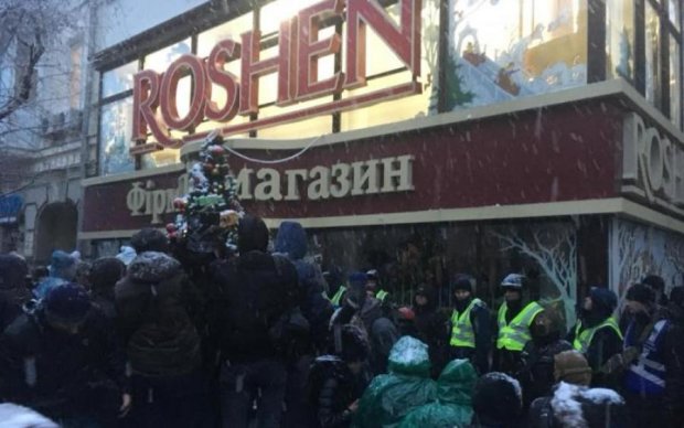 Прихильники Саакашвілі розгромили Roshen: промовисті фото