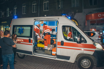 У Києві п'яний звір порізав дитину: зняв з гойдалки і схопився за ніж