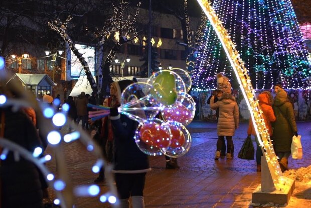 Украинские копы крепко отстояли новогоднюю ночь, даже "лайков" насобирали: яркие фото