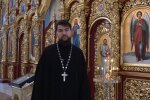 Священник, скриншот из видео