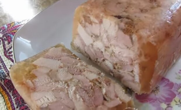 Приготовление курицы в желе, кадр из видео: YouTube Другая кухня