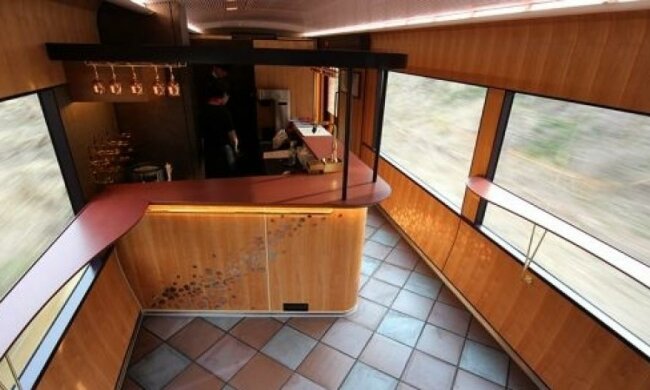 Японцы путешествуют в прозрачных поездах